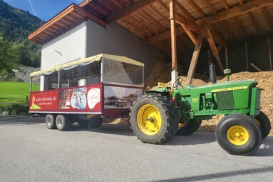 A fun tractor ride to the Ponyhofalm | © Feriendorf Ponyhof